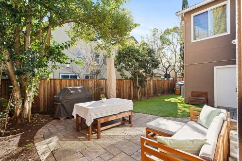 113 Estrada Dr, Mountain View CA  94043-5266 exterior