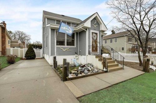 526 Mccall Ave, West Islip, NY 11795-3710