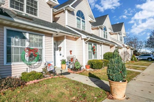 4 Sunridge Ln, Islip Manor, NY 11751-2300