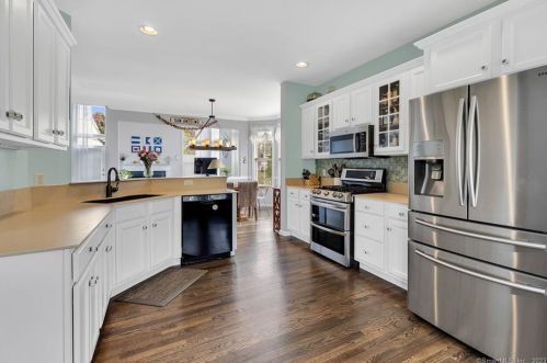 15 Brookside Dr, Waterbury, CT 06762-3356