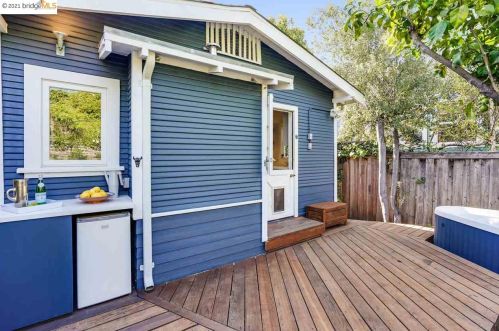 5912 Fremont St, Oakland CA 94608-2217 exterior