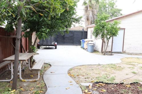 2412 Park Way, Bakersfield CA  93304-1121 exterior