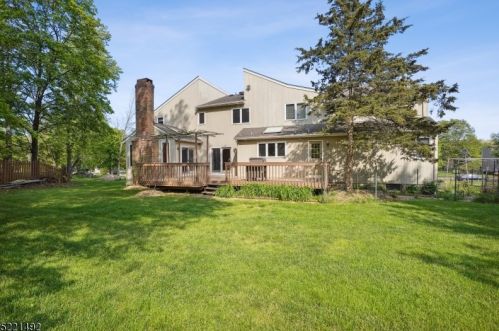 1095 Mayflower Ct, Martinsville NJ  08836-2326 exterior