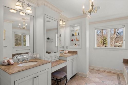 57 Midrocks Dr, Norwalk CT 06851-1626 exterior