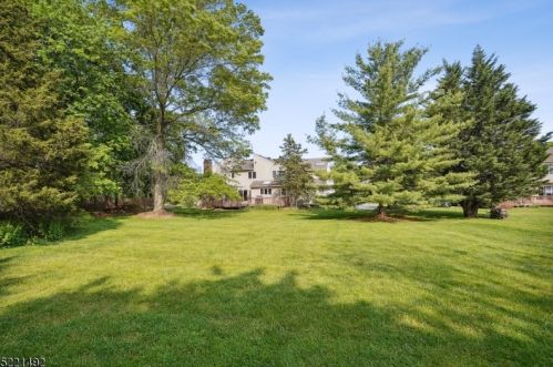 1095 Mayflower Ct, Martinsville NJ  08836-2326 exterior