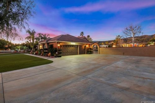 9805 Sweetwater Dr, Santa Clarita, CA 91390-3439