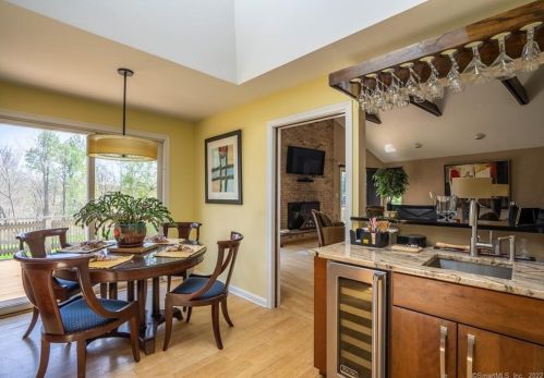 9 Stuart Dr, Bloomfield CT 06002-1524 exterior