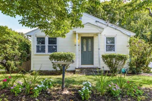 14 Winfield St, Dedham MA  02026-6530 exterior