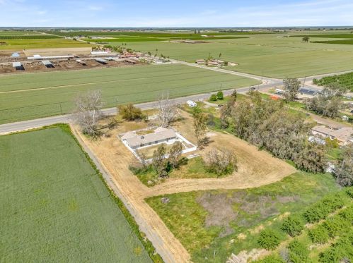 855 Mount Whitney Ave, Laton CA  93242-9724 exterior