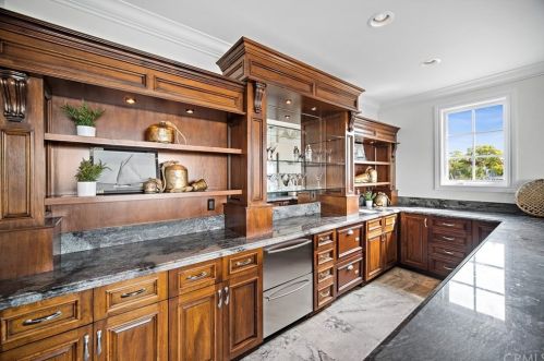 920 Kings Rd, Newport Beach CA  92663-5718 exterior