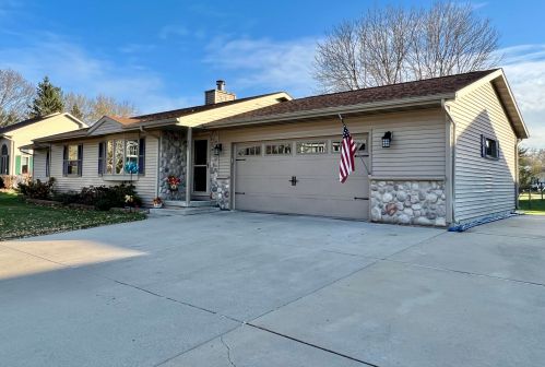 807 Cherokee Ct, Watertown, WI 53094-6071