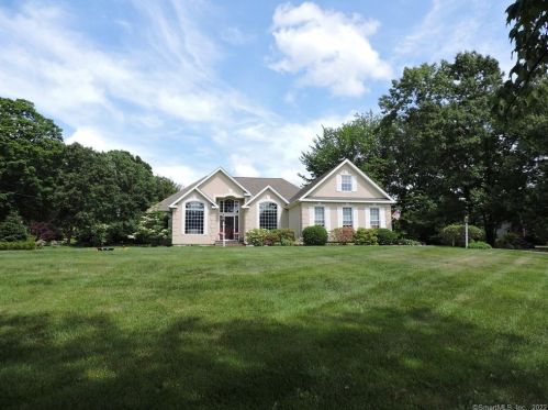 8 Briarwood Ter, Waterbury, CT 06762-1613
