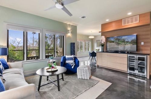 3009 4th St, Austin, TX 78702-4811