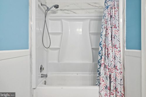 123 Davis Ave, Leesburg VA 20175-3405 exterior