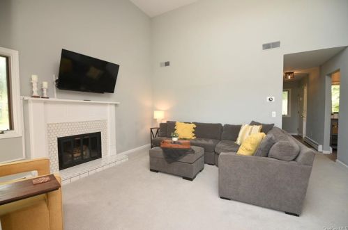 1210 Eagle Bay Dr, Crotonville NY  10562-2355 exterior