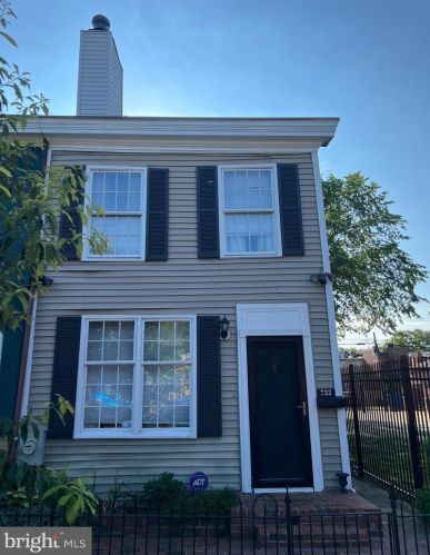 732 11th St, Washington, DC 20002-3738
