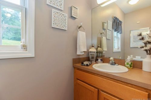 16 Patricks Ct, Wallingford CT  06492-2692 exterior