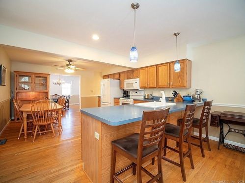 40 Sugar Hill Rd, North Haven CT  06473-4013 exterior