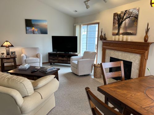 1025 Lakeland Dr, Lake Geneva, WI 53147-5017