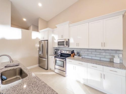 577 Countryside Dr, Naples FL  34104-6725 exterior