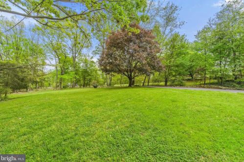 2206 Youngs Dr, Haymarket VA  20169-1534 exterior