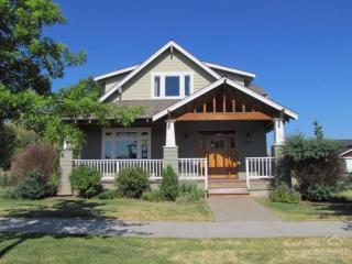 805 13th St, Eagle Crest, OR 97756-2614