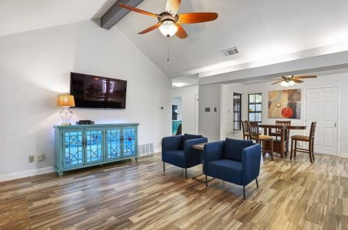 5205 Prairie Creek Dr, Lewisville TX  75028-2537 exterior