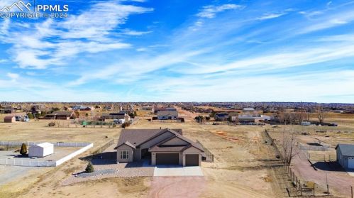 702 Calaveras Dr, Pueblo CO 81007-1942 exterior