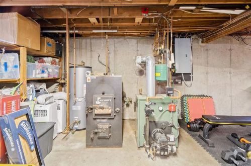 11 Palmer Dr, Gales Ferry CT  06335-1529 exterior