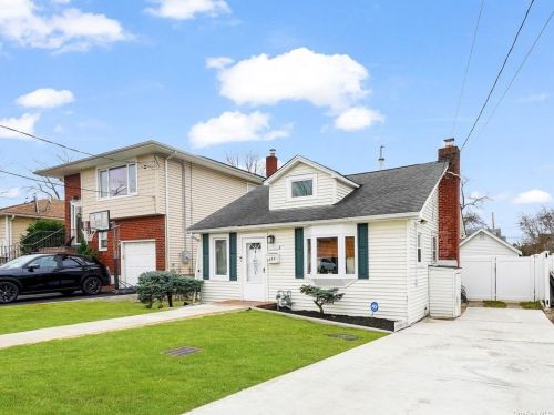 2466 Navy Pl, North Bellmore, NY 11710-4813