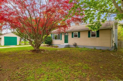 26 Blueberry Hill Rd, Norwich, CT 06360-1410