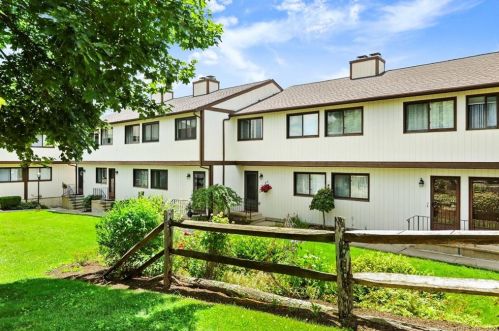 27 Crows Nest Ln, Danbury CT  06810-7056 exterior
