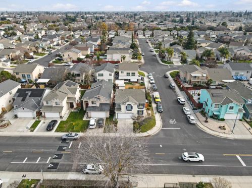 422 Walnut Ave, Manteca CA  95336-4410 exterior