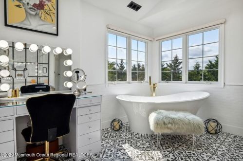 6 Courtney Ct, East Freehold NJ 07728-9563 exterior