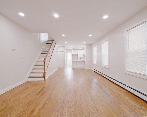 101-15 Remington St, Jamaica, NY 11435-4437