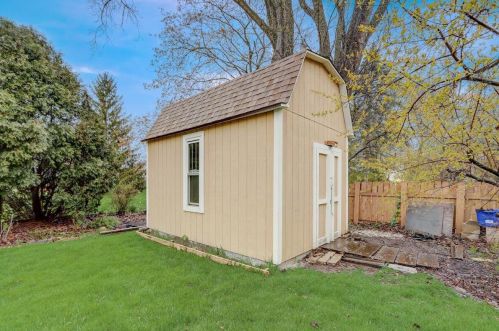 2335 Graylog Ln, Waukesha WI  53151-2921 exterior