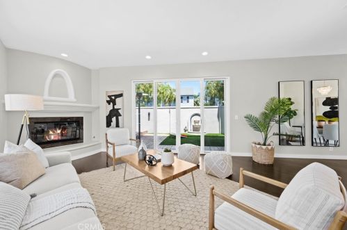 240 Pomona Ave, Long Beach, CA 90803-3527