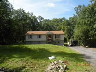 2729 Hedgerow Ln, Stroudsburg PA  18360-7468 exterior
