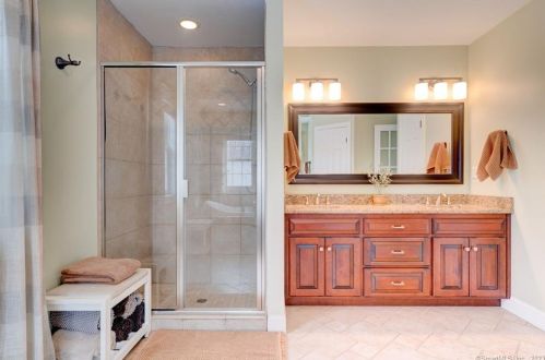 14 Farm Ridge Rd, Unionville CT  06013-2018 exterior