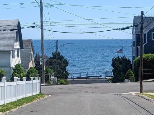 7 Farview Ave, Milford, CT 06460-7882