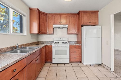120 Thomas St, Ukiah CA  95482-5822 exterior