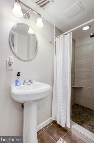 10902 Barton Hill Ct, Herndon VA  20191-5000 exterior