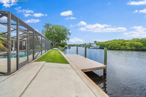 572 Pine Tree Ln, Palm City, FL 34990-1422