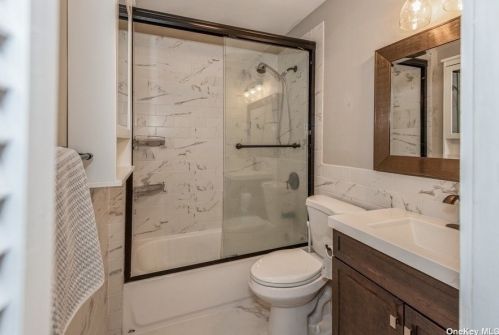 17 Teed St, Huntington Station NY  11746-4331 exterior
