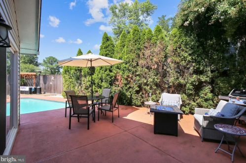 7827 Mulberry Bottom Ln, Springfield VA  22153-2314 exterior