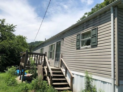 517 Bradfordtown Rd, Straight Creek, KY 40977-8921