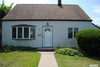 18 Tower Ln, Plainedge, NY 11756-3926