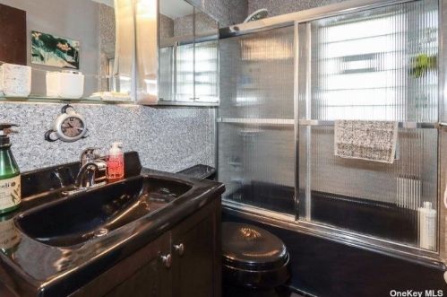 35 Walsh Ln, Westbury NY  11590-1029 exterior