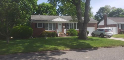 25 Flanders Pl, Babylon, NY 11704-5403