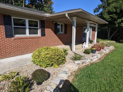 1496 Market St, Sugar Grove Lake, OH 44833-9352